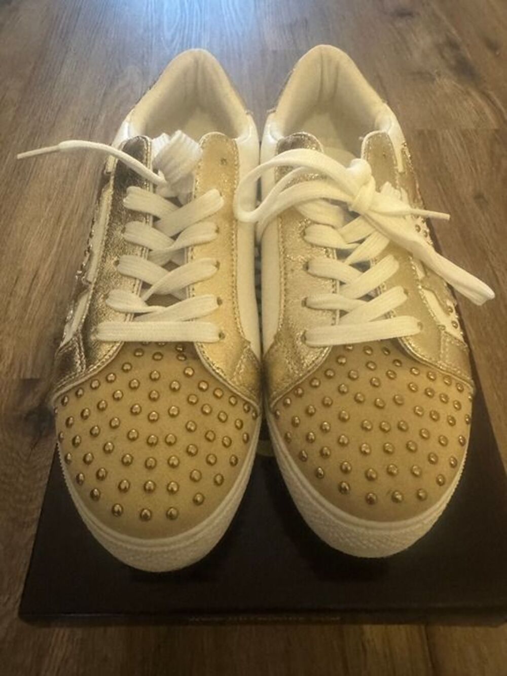 Outwoods gold and white low-top sneakers with stud